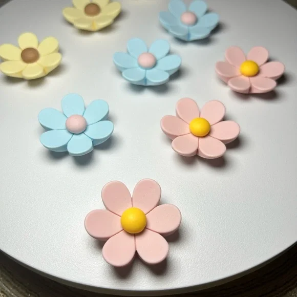 3 Daisy Fridge Magnets - Picture 6 of 17